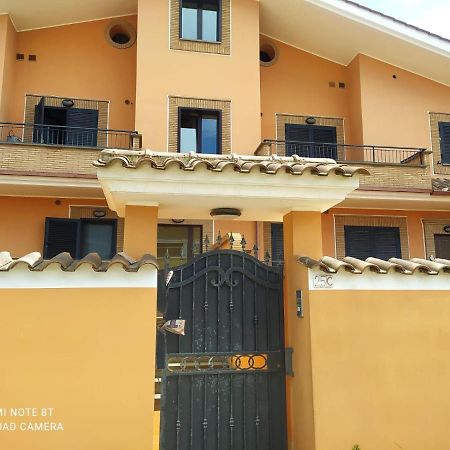 Casa Vacanza Indaco 피우미치노 외부 사진