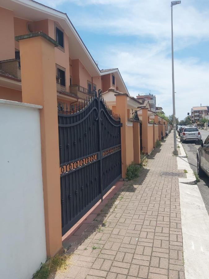 Casa Vacanza Indaco 피우미치노 외부 사진