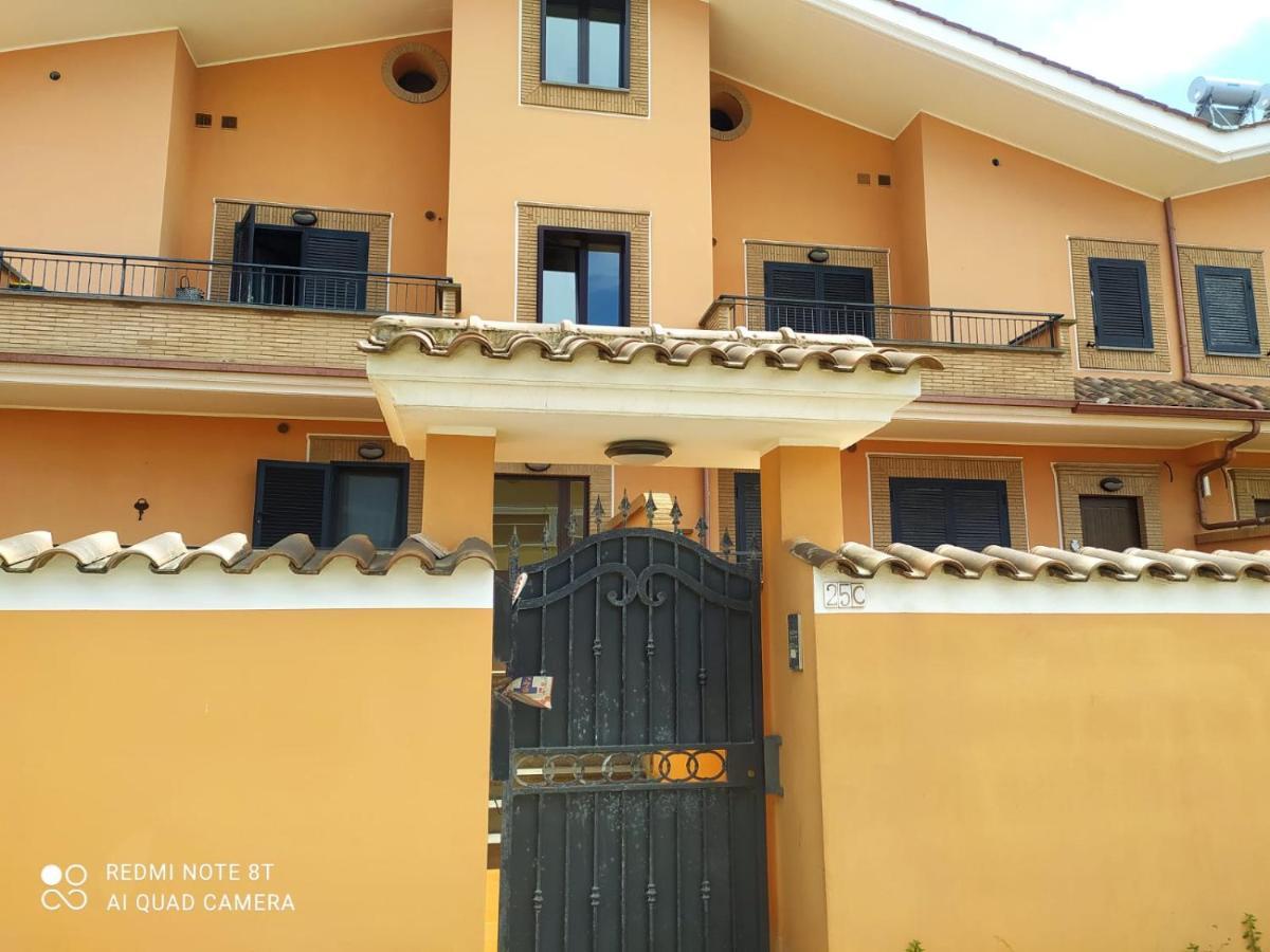 Casa Vacanza Indaco 피우미치노 외부 사진